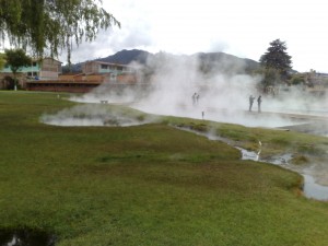 Los Baños del Inca. Dampf steigt aus einigen Steinbecken auf.