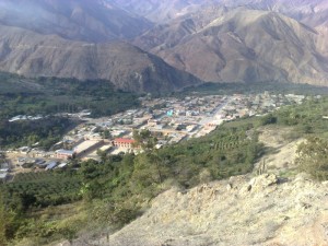 Blick auf Paricacoto, ein kleines Dorf von Bergen umgeben