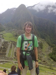 Joo im Vordergrund, im Hintergrund Blick über Machu Picchu