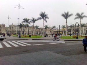 Der Hauptplatz Limas, im Hintergrund weiße Kolonialbauten