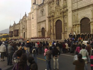 Wachwechsel der Palastwächter vor der Kathedrale in Lima