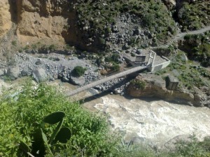 Wanderweg über eine Brücke im Cañon de Colca