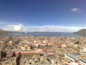 Blick über Puno, im Hintergrund er Titicaca-See