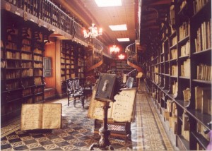 Die Bibliothek Die Bibliothek des Monasterios San Francisco