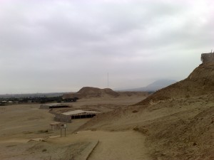 Zwei Pyramiden aus Lehmziegeln