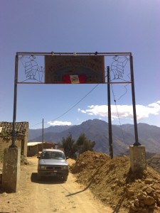 Schild "Bienvenidos a Colcabamba"